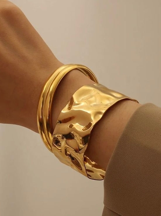 Wavy bangle